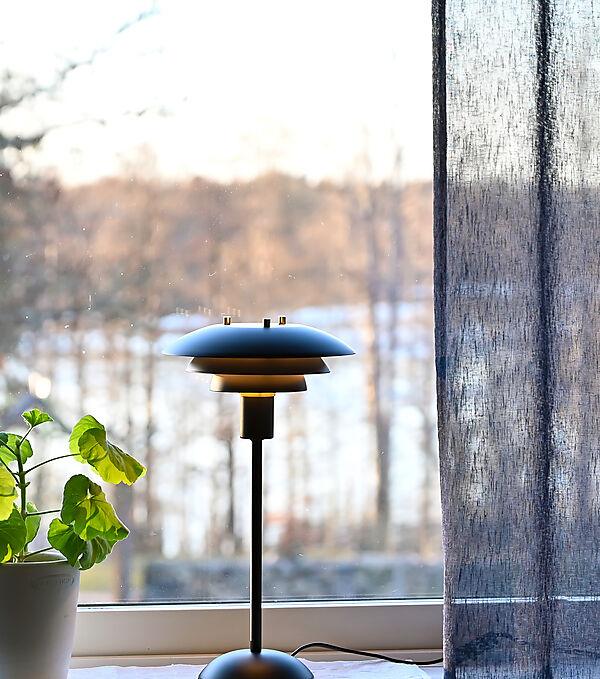 Epsilon 37cm Zwart tafellamp Van Aneta Lighting - Door het kleine scherm is het bijvoorbeeld geschikt voor in een etalage of op een plank.