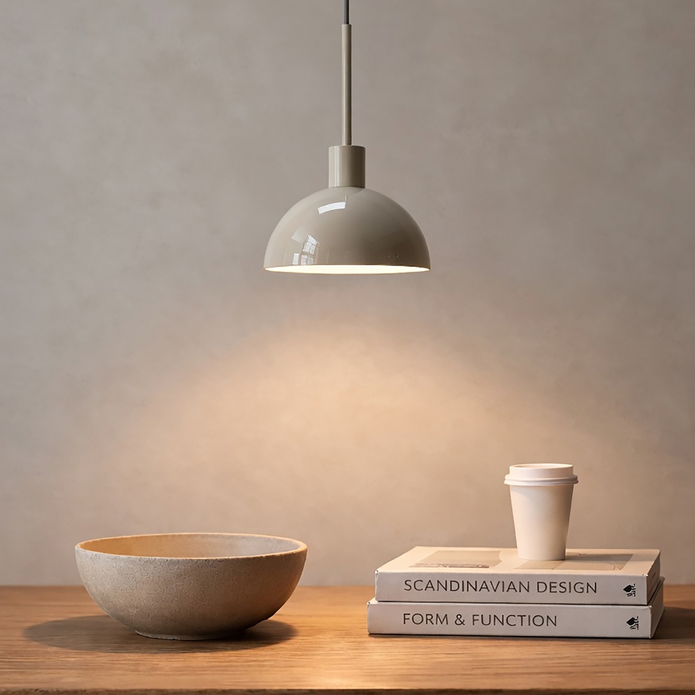 Vienda Ø20 Beige hanglamp Van Herstal - Vienda is een stijlvolle metalen hanglamp met een zachte beige kleur en een tijdloos design.