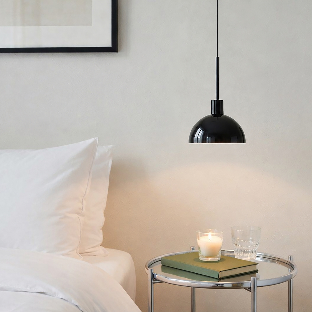 Vienda Ø20 Zwart hanglamp Van Herstal - Vienda is een stijlvolle metalen hanglamp met een glanzend zwarte kleur en een tijdloos design.