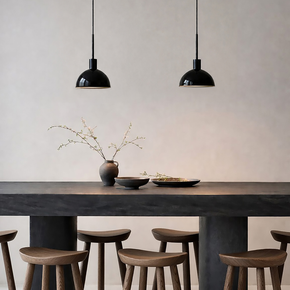 Vienda Ø20 Zwart hanglamp Van Herstal - Vienda is een stijlvolle metalen hanglamp met een glanzend zwarte kleur en een tijdloos design.