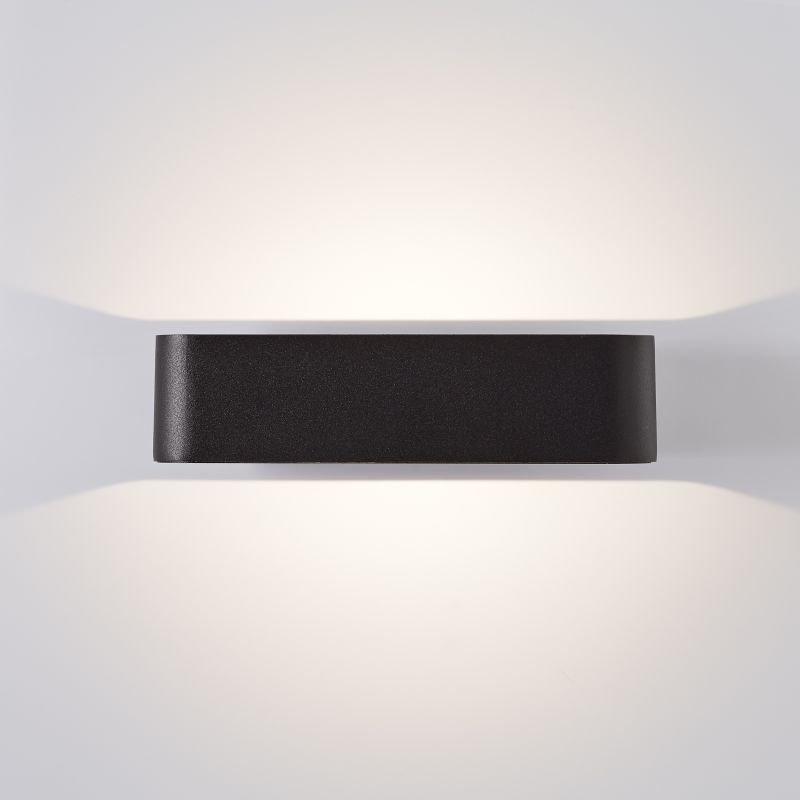Golda Zwart buitenlamp Van Brilliant - De Golda wandlamp is perfect voor het verlichten van entrees of terrasdeuren en zorgt voor veiligheid op donkere avonden.