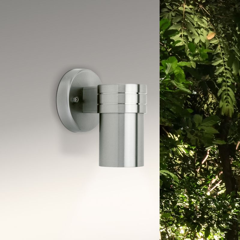 Hanni Staal buitenlamp Van Brilliant - De Hanni buitenlamp is ontworpen voor decoratieve verlichting en transformeert een eenvoudige gevel in een indrukwekkend spel van licht en schaduw.