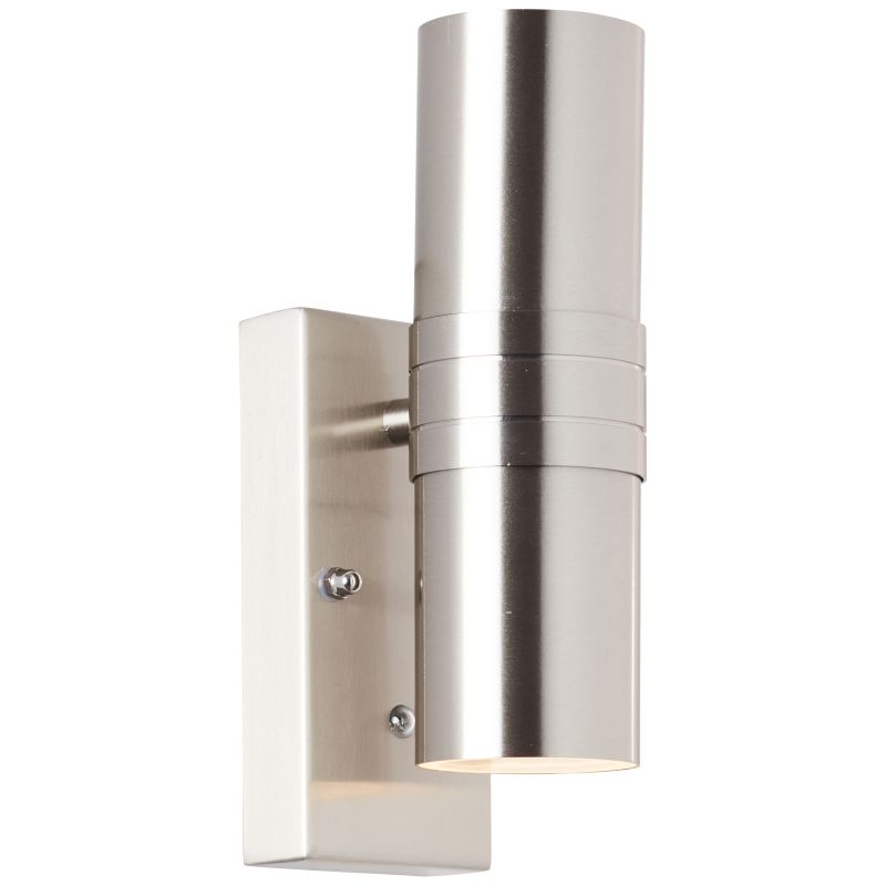 Hanni Staal buitenlamp Van Brilliant - De Hanni buitenwandlamp is ontworpen voor decoratieve verlichting en transformeert een eenvoudige gevel in een klein kunstwerk van licht en schaduw.