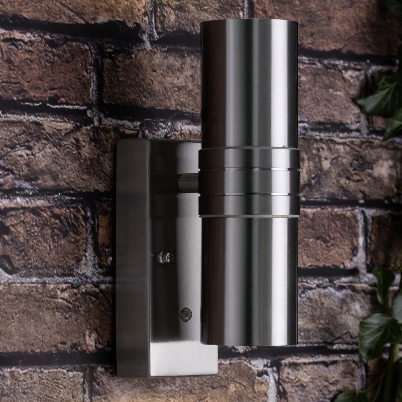 Hanni Staal buitenlamp Van Brilliant - De Hanni buitenwandlamp is ontworpen voor decoratieve verlichting en transformeert een eenvoudige gevel in een klein kunstwerk van licht en schaduw.