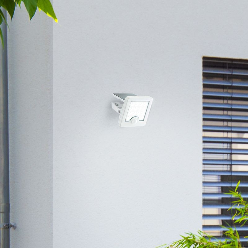 Luton Wit solarlamp Van Brilliant - Luton is een functionele en effici&euml;nte wandspot in een wit design, perfect voor het verlichten van gevels, terrassen of tuinen.