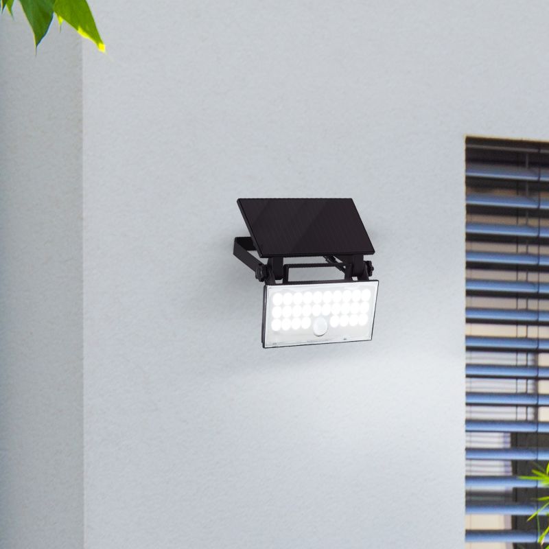 Luton Zwart solarlamp Van Brilliant - Luton is een functionele en effici&euml;nte wandspot in een zwart design, perfect voor het verlichten van gevels, terrassen of tuinen.