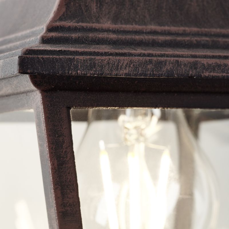 Nissie Roest buitenlamp Van Brilliant - Het decoratieve ontwerp zorgt ervoor dat de lamp op natuurlijke wijze opgaat in de gevel van het huis.