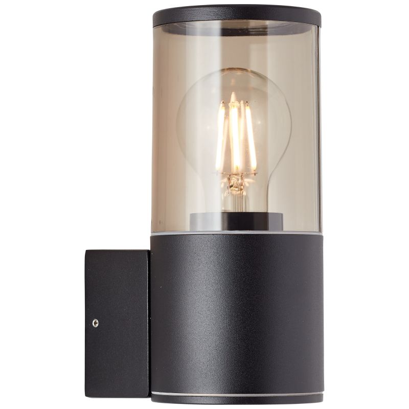 Sergioro Zwart buitenlamp Van Brilliant - De Sergioro wandlamp is een veelzijdig armatuur dat zowel de gevel decoratief kan verlichten als veilige verlichting kan bieden langs gangen en opritten.