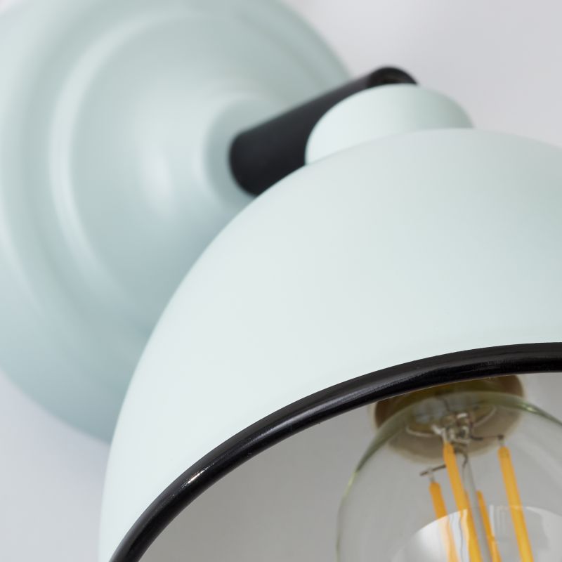 Telio Lichtblauw leeslamp Van Brilliant - Hij past zowel in de woonkamer en slaapkamer als in de hal, waar hij een zacht licht verspreidt en een gevoel van lichtheid cre&euml;ert.