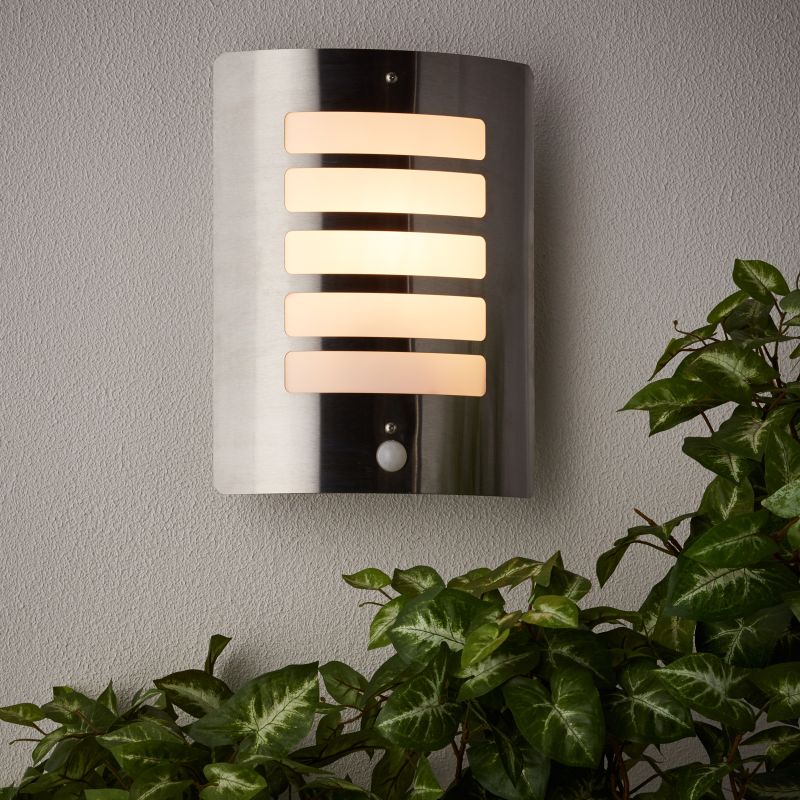 Todd Staal buitenlamp Van Brilliant - Todd is een veelzijdige wandlamp die zowel decoratieve gevelverlichting als een veilige entree kan bieden.