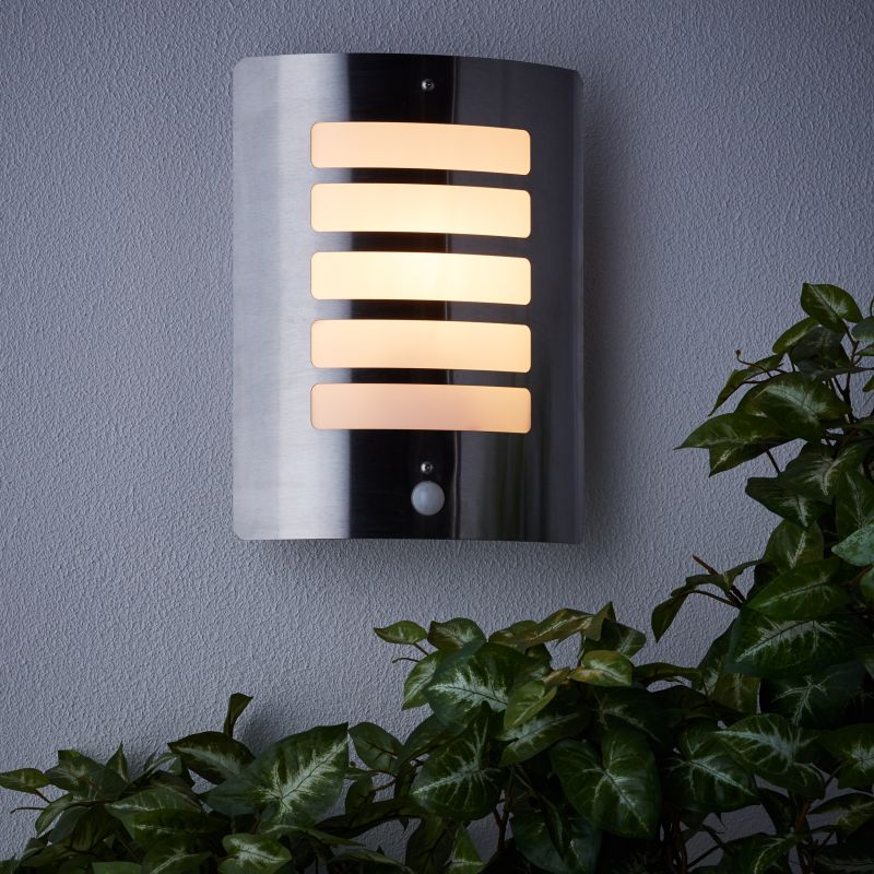 Todd Staal buitenlamp Van Brilliant - Todd is een veelzijdige wandlamp die zowel decoratieve gevelverlichting als een veilige entree kan bieden.
