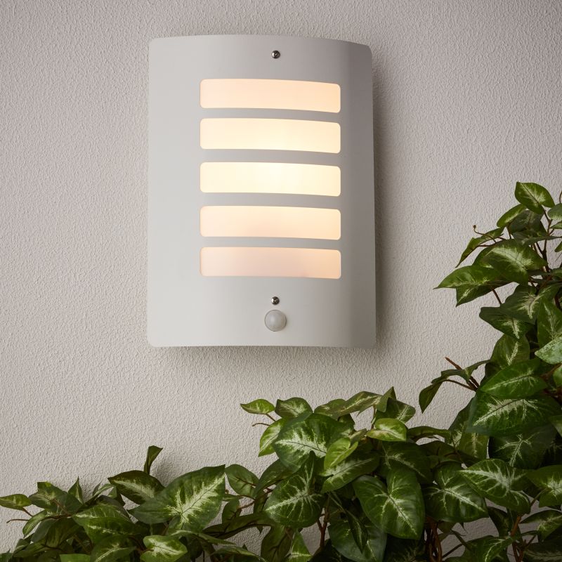 Todd Wit buitenlamp Van Brilliant - Todd is een veelzijdige wandlamp die zowel decoratieve gevelverlichting als een veilige entree kan bieden.