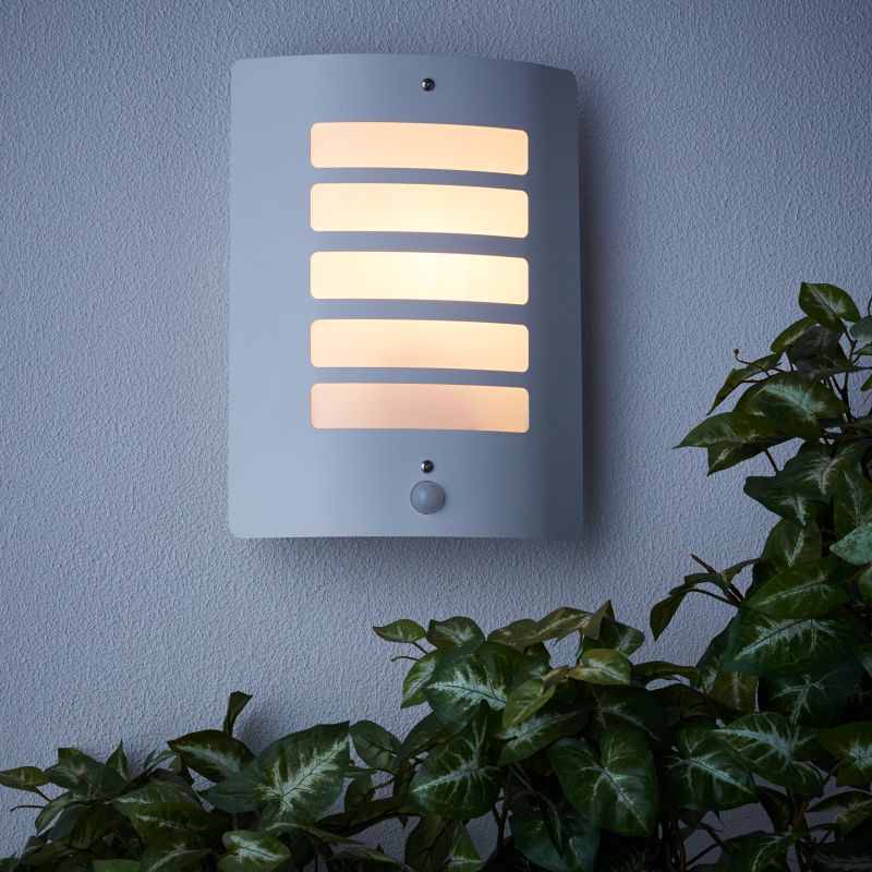 Todd Wit buitenlamp Van Brilliant - Todd is een veelzijdige wandlamp die zowel decoratieve gevelverlichting als een veilige entree kan bieden.