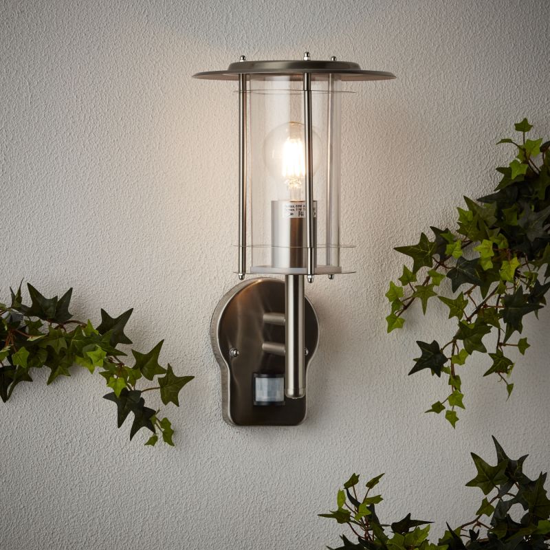 York Staal buitenlamp Van Brilliant - Deze metalen wandlamp met roestvrijstalen afwerking is een logische keuze bij de entree van uw huis.