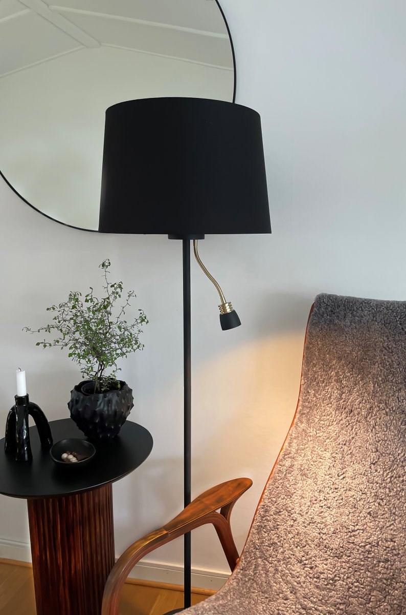 Eketorp Zwart vloerlamp Van Aneta Lighting - Het is aan te raden om de lamp in de woonkamer of bij de bank te plaatsen als leeslamp.