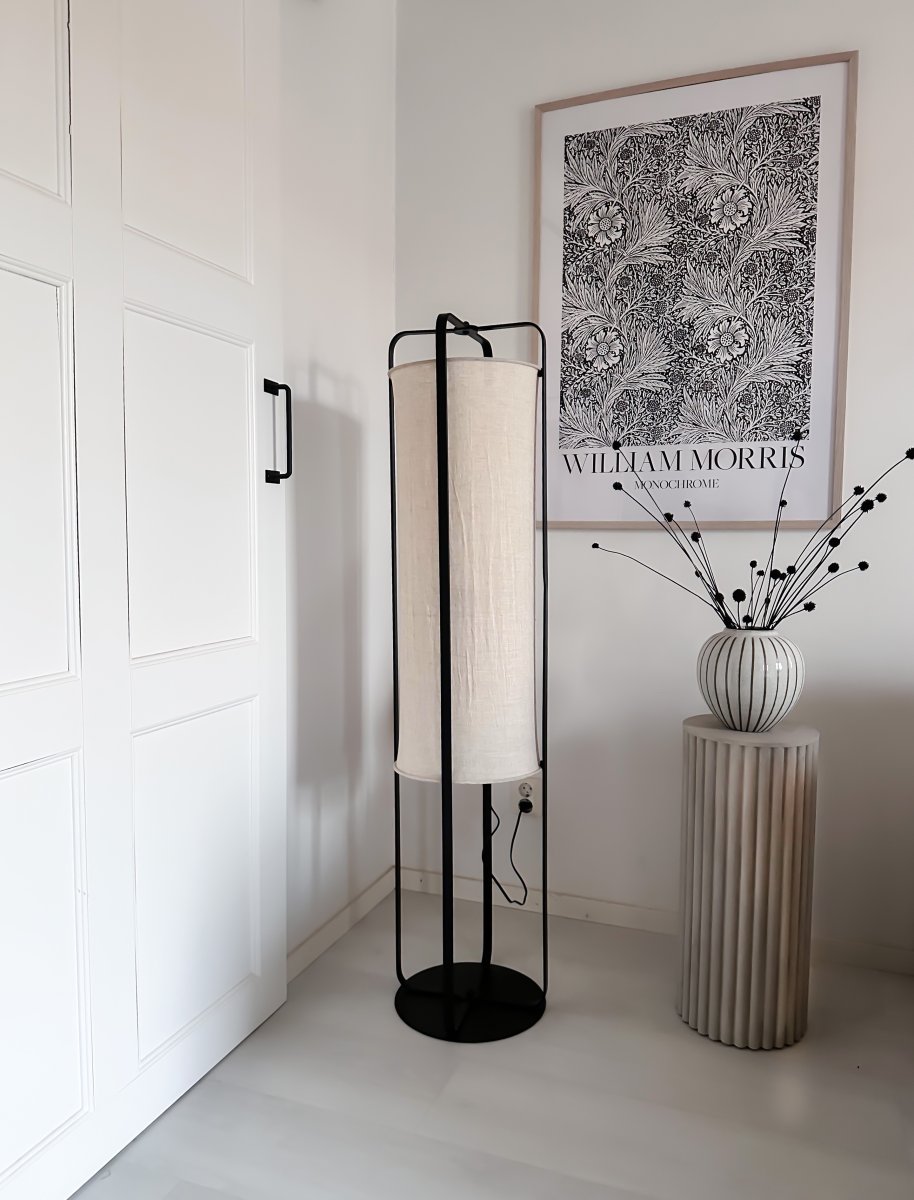 Ronda Natuur vloerlamp Van Aneta Lighting - Ronda is een moderne staande lamp met een zwart metalen frame en een natuurlijke beige stof van linnenachtige kwaliteit.