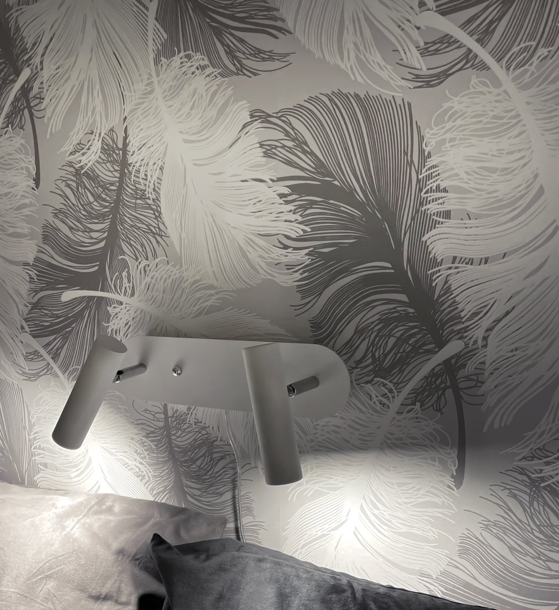 Artic Wit leeslamp Van Aneta Lighting - Artic dubbele wandlamp in wit gelakt metaal met chromen details.