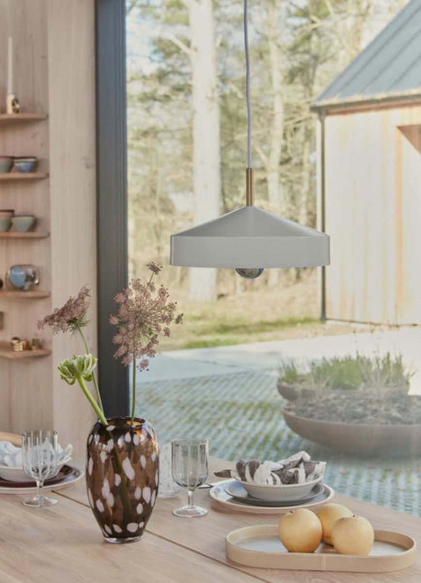 Hatto Ø30 Wit hanglamp Van OYOY - De Hatto hanglamp in het wit heeft een stijlvol design met een matte afwerking, elegante messing details en een textielsnoer.