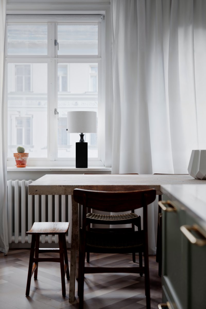 Woody 56cm Zwart tafellamp Van By Rydéns - De witte kap zorgt voor een mooie lichtspreiding in de kamer.