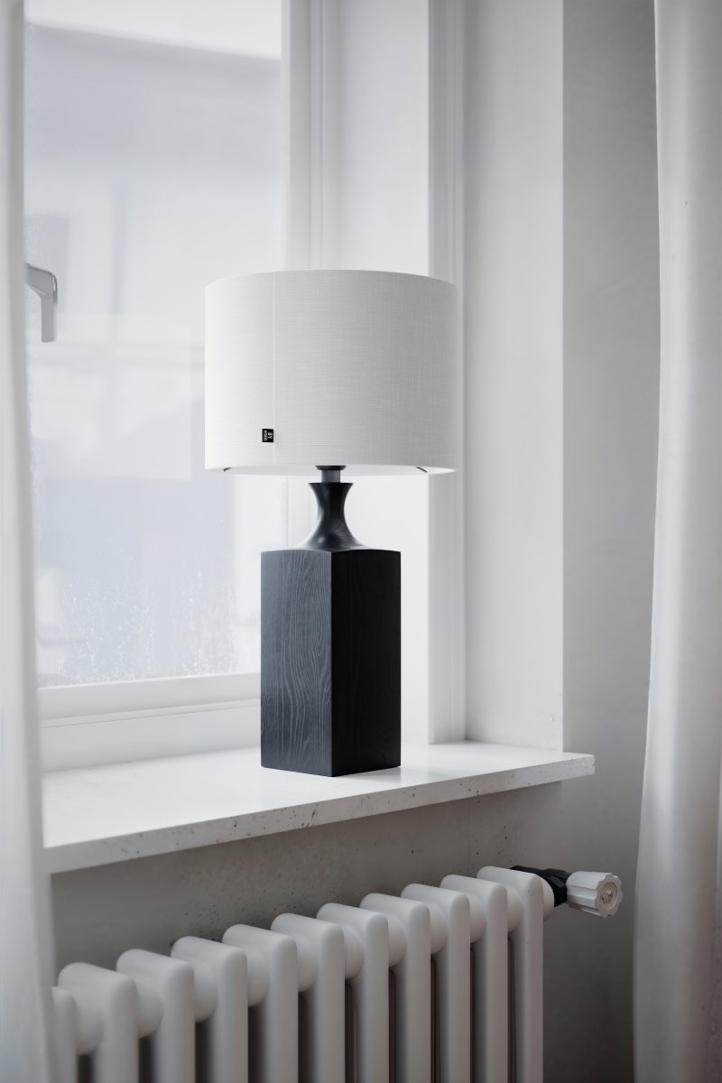 Woody 56cm Zwart tafellamp Van By Rydéns - De witte kap zorgt voor een mooie lichtspreiding in de kamer.