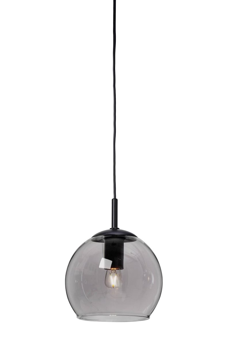 Capella Ø15 Rookkleurig raamlamp Van Cottex - De lamp combineert een tijdloos design met moderne elegantie en geeft een warm licht dat de sfeer in de kamer versterkt.