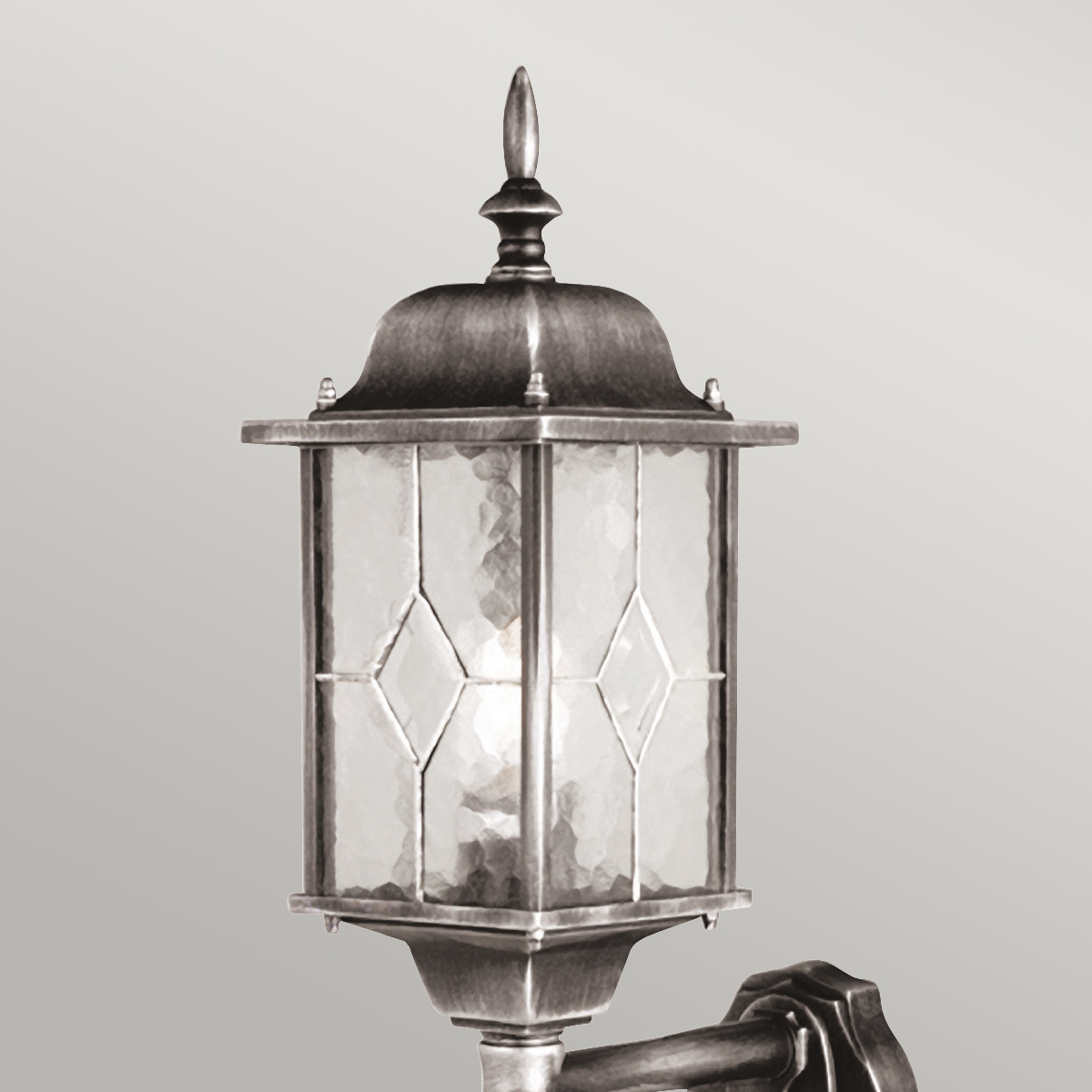 Wexford Zilver buitenlamp Van Elstead Lighting - De lamp is voorzien van een praktische bewegingssensor die het licht automatisch inschakelt bij beweging binnen een afstand van 1-8 meter en een detectiehoek van 120 graden.