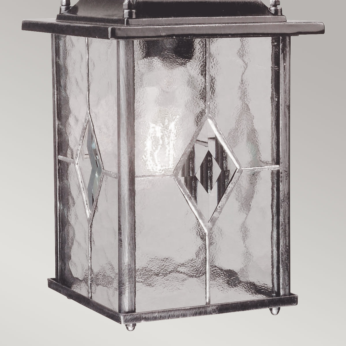Wexford 16cm Zilver Van Elstead Lighting - Wexford is een klassieke hangende buitenlantaarn van aluminium met een elegante donkerzilveren afwerking en decoratieve glazen panelen met een loodpatroon.
