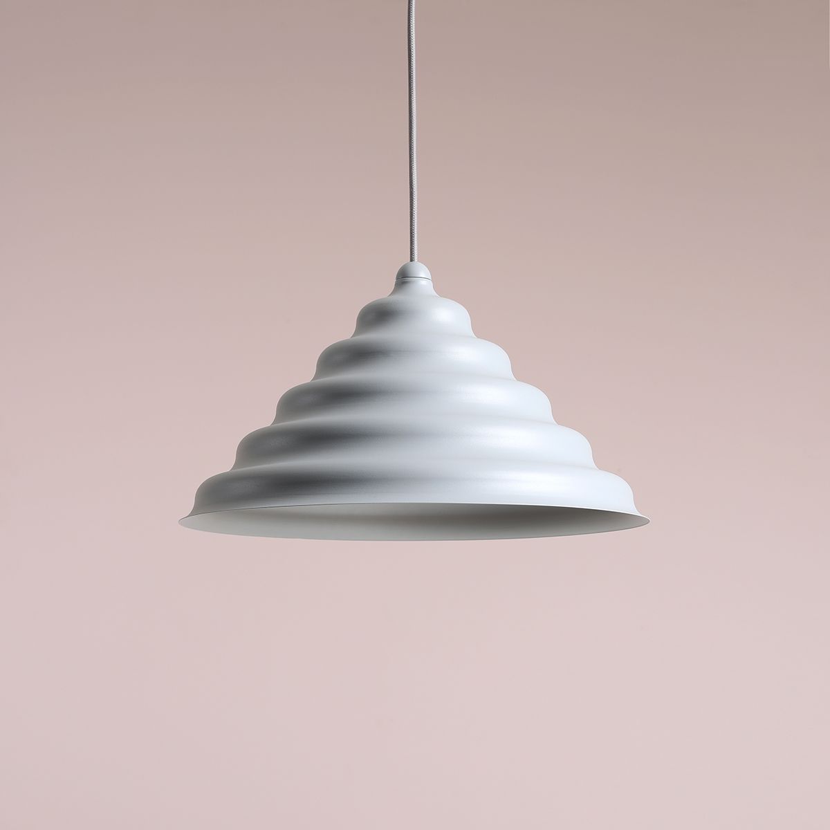 Wave Ø36 Blauw hanglamp Van Artera - Wave is een moderne hanglamp met een retrodesign, waardoor het een veelzijdige lamp is die in elk huis past.