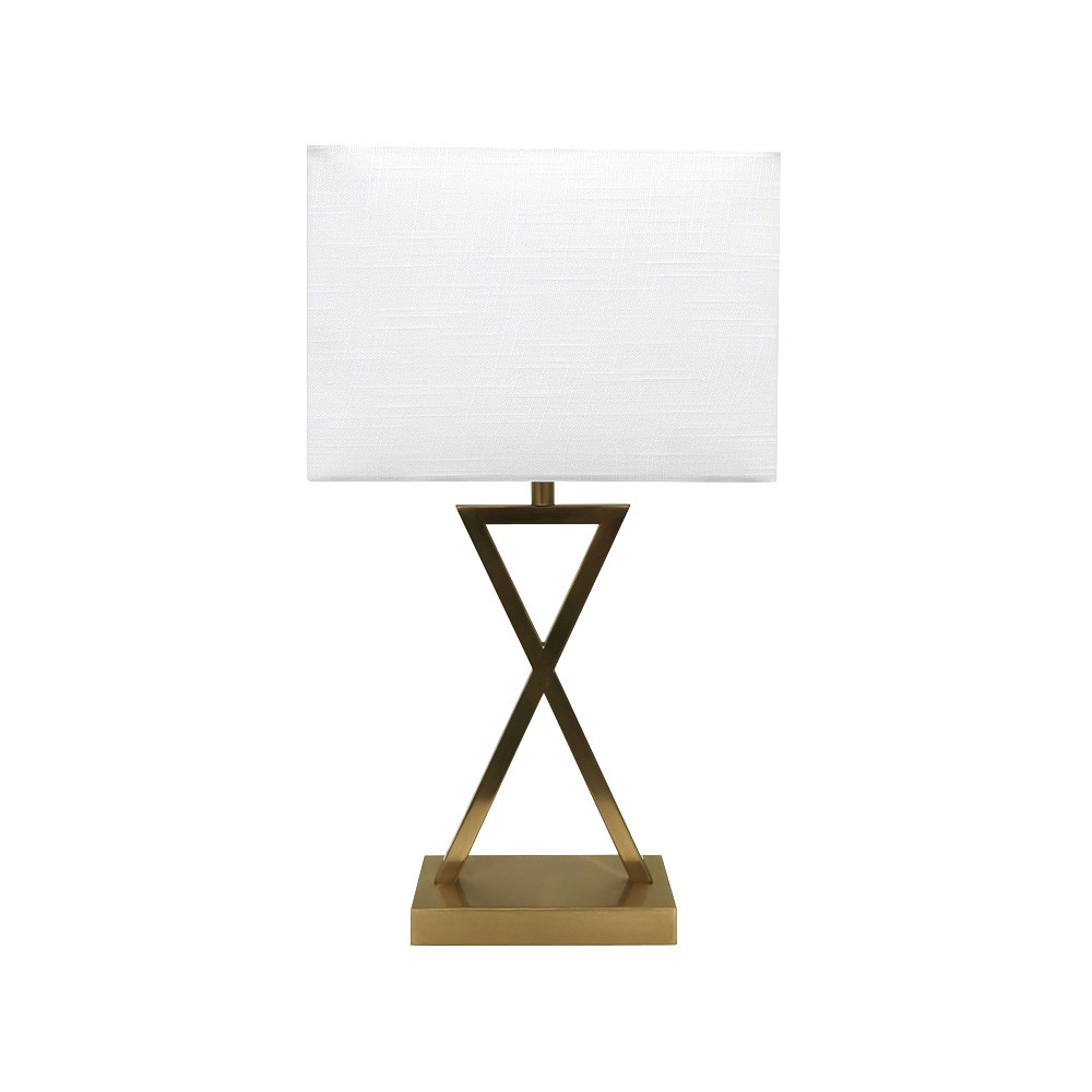 X-factor 54cm Messing tafellamp Van Nordic Lighting - De X-factor tafellamp combineert een moderne geometrische metalen voet met een elegante messing afwerking met een witte linnen kap.