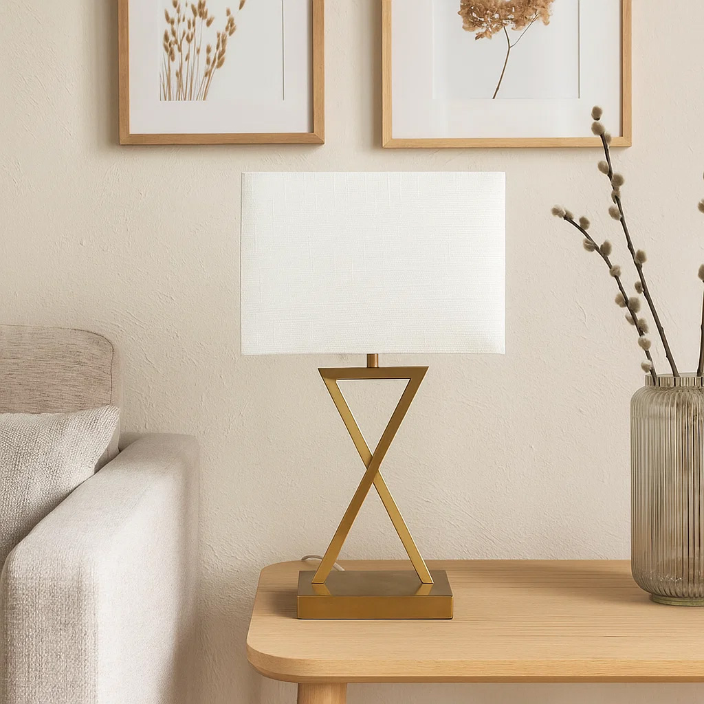 X-factor 54cm Messing tafellamp Van Nordic Lighting - De X-factor tafellamp combineert een moderne geometrische metalen voet met een elegante messing afwerking met een witte linnen kap.