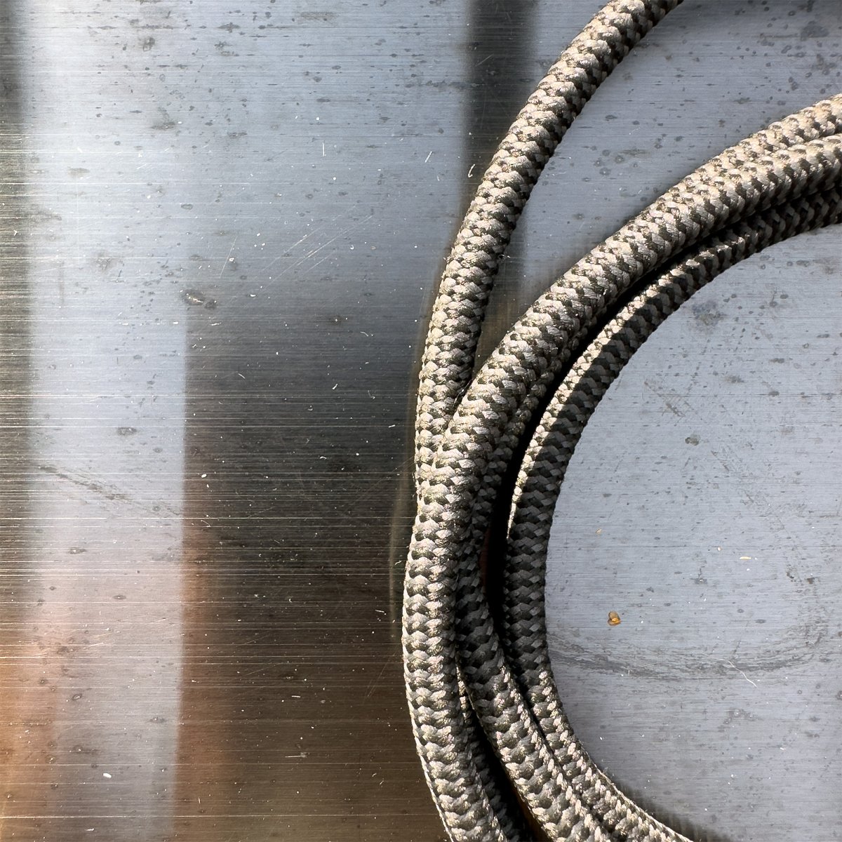 Gravity Zwart Van Lightson - Gravity en de lichtbron vormen samen een lamp die bijvoorbeeld boven een eettafel, salontafel of in een hoek van een pergola gehangen kan worden.