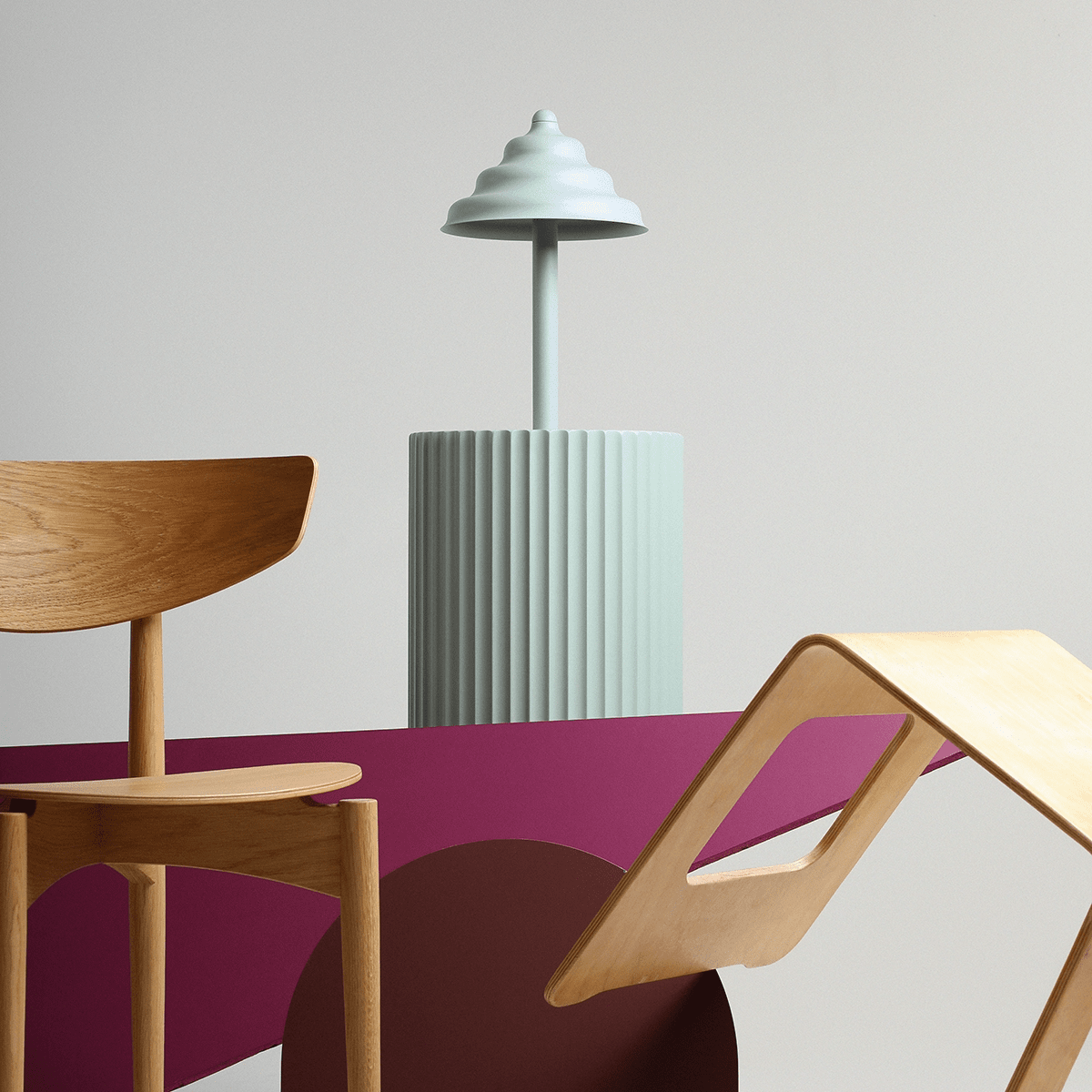Wave 36cm Blauw tafellamp Van Artera - Wave is een moderne tafellamp met een retro-design, waardoor het een veelzijdige lamp is die in elk huis past.