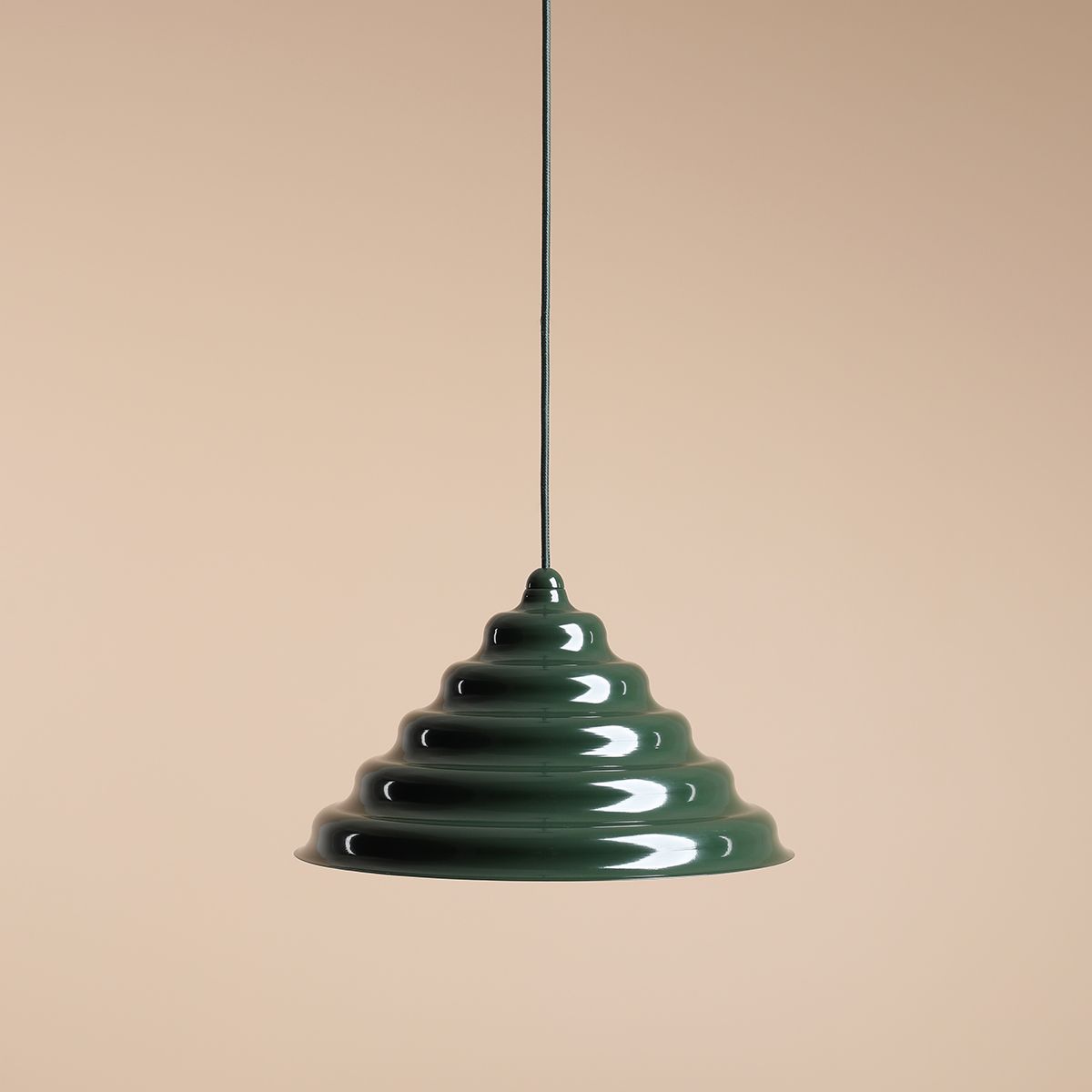 Wave Ø36 Donkergroen hanglamp Van Artera - Wave is een moderne hanglamp met een retrodesign, waardoor het een veelzijdige lamp is die in elk huis past.