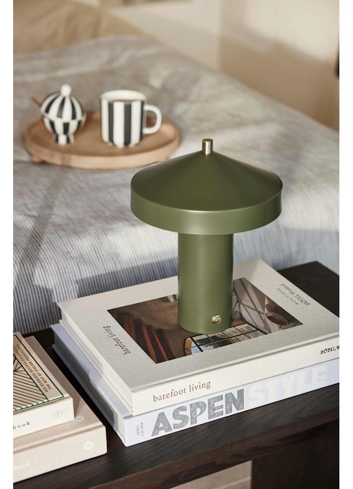 Hatto 25cm Groente Draagbare Van OYOY - Met een dimfunctie in drie standen en energiezuinige ledverlichting biedt hij verstelbaar en comfortabel licht voor verschillende behoeften.