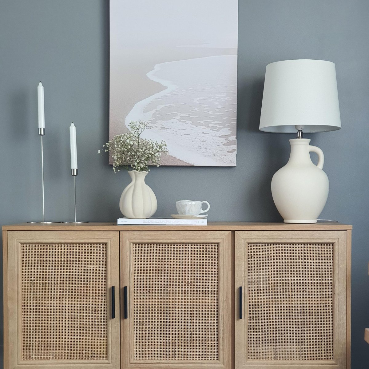 Athena 58cm Natuurlijk wit tafellamp Van Aneta Lighting - Met een gebogen keramische basis in de vorm van een antieke kan, voegt het een rustieke toets toe aan uw huis.