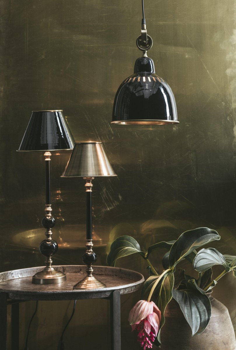 Cleveland Ø23 Zwart hanglamp Van PR Home - Cleveland is een stijlvolle plafondlamp met een industrieel design die net zo goed in het raam past als meerdere lampen naast elkaar boven de eettafel.