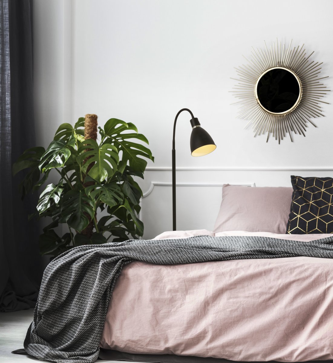 Idre 1 Zwart vloerlamp Van Aneta Lighting - Idre is een stijlvolle staande lamp in matzwart metaal met een elegante decoratieve ring in chroom.
