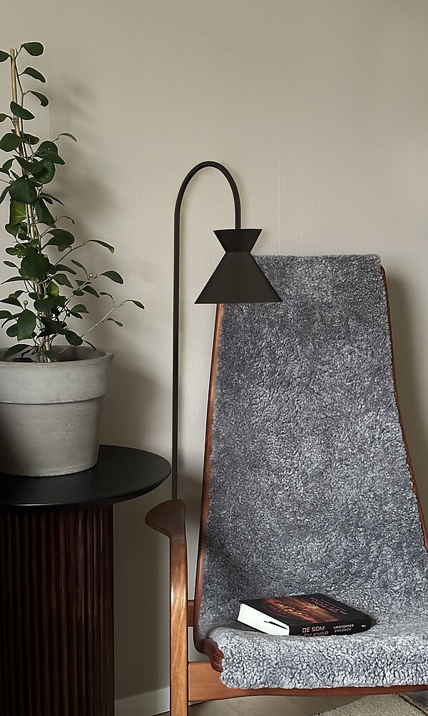 Coni Zwart vloerlamp Van Aneta Lighting - De prachtige Coni vloerlamp met een tijdloos design past zowel in klassieke als rustieke interieurs.