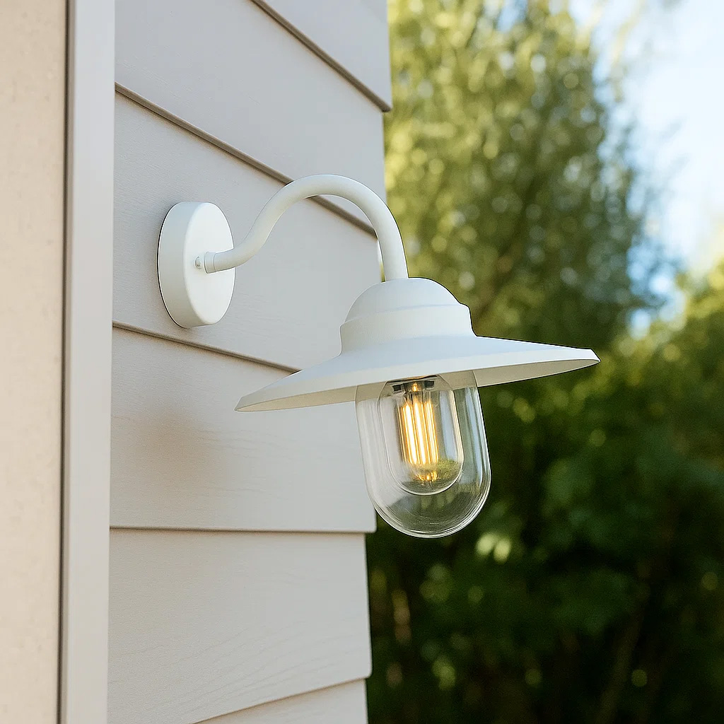 Ystad Wit buitenlamp Van Lampan - Ystad &auml;r en klassisk stallykta i vit f&auml;rg och klart glas.