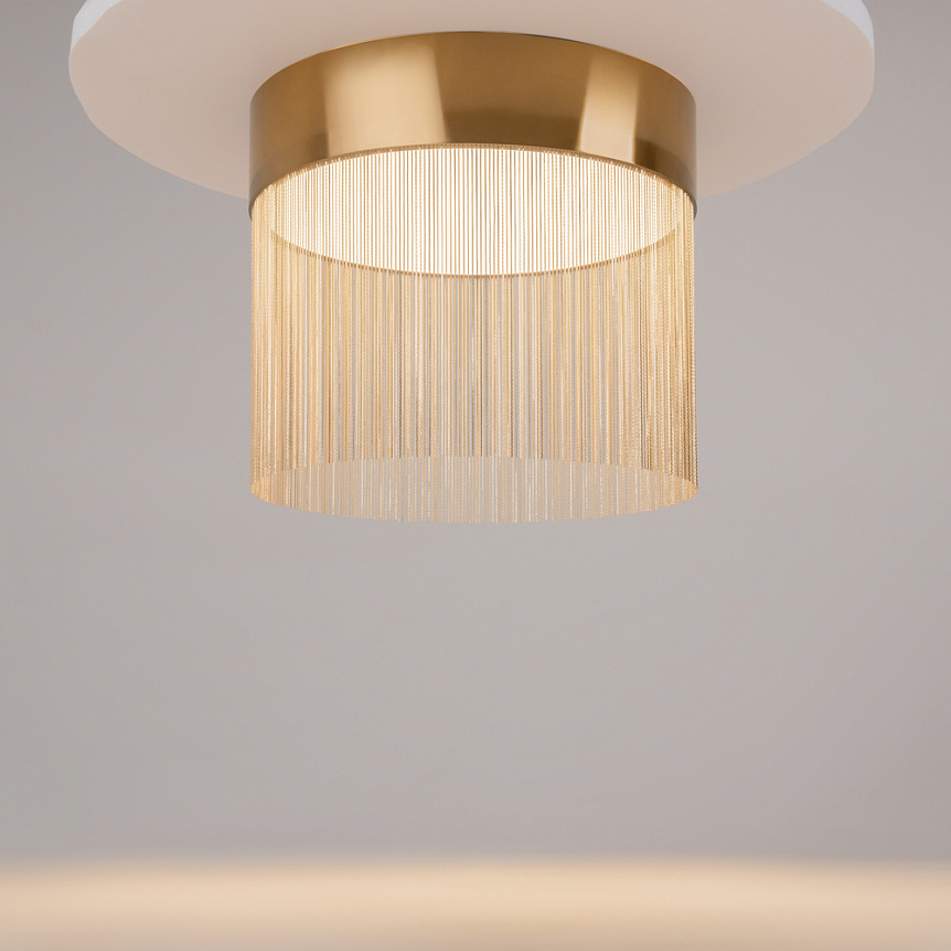 Imaginary Ø35 Goud plafondlamp Van Maytoni - Imaginary is een elegante plafondlamp van metaal met een luxe gouden afwerking en decoratieve kettingdetails die een zachte en exclusieve uitstraling cre&euml;ren.