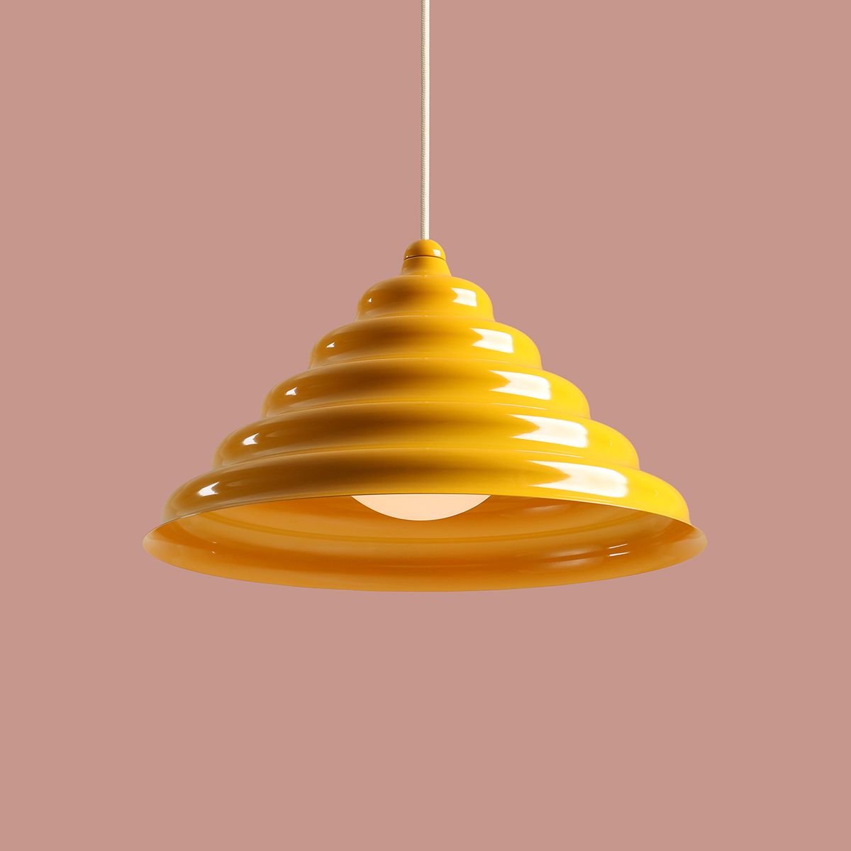 Wave Ø36 Geel hanglamp Van Artera - Wave is een moderne hanglamp met een retrodesign, waardoor het een veelzijdige lamp is die in elk huis past.