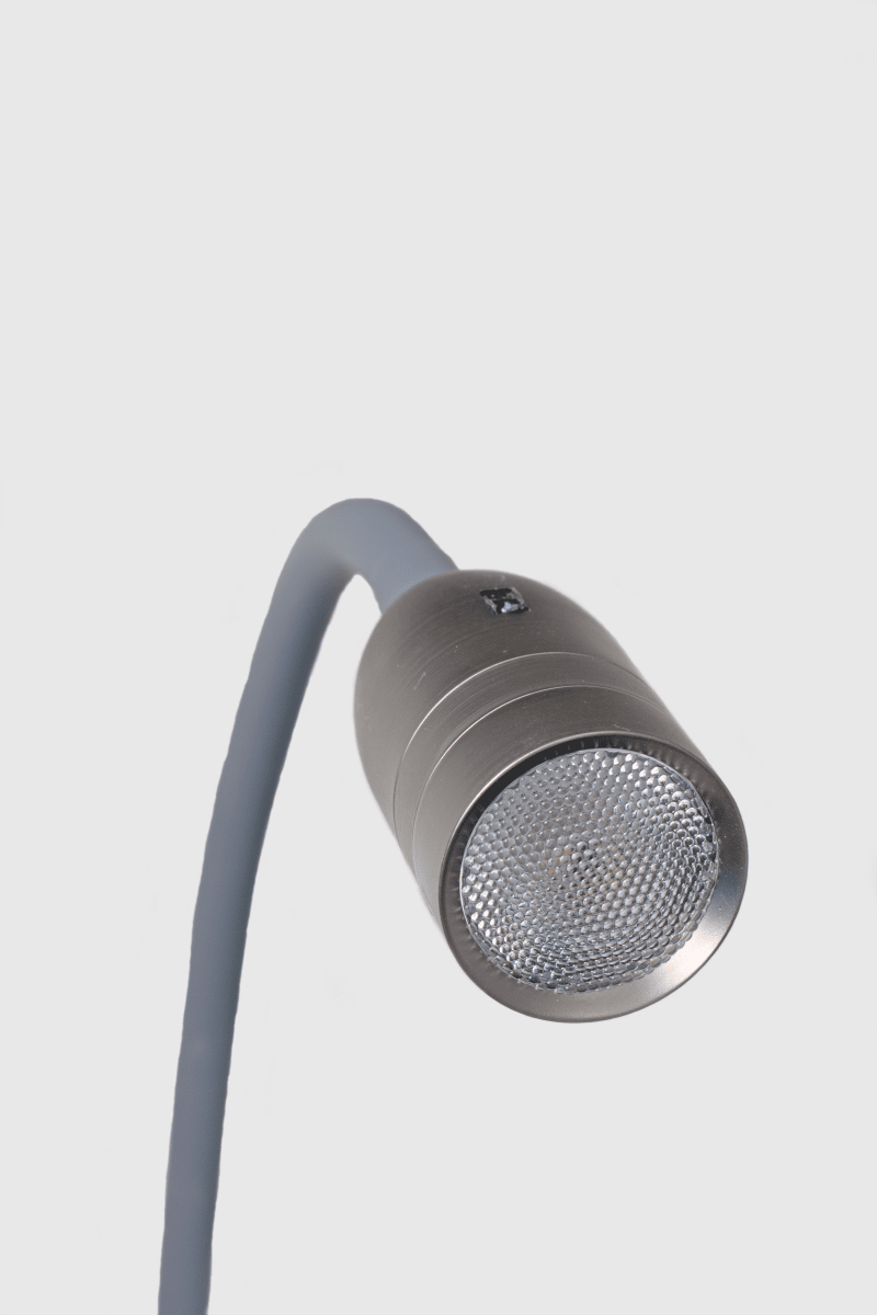 Sensilo Tin/grijs leeslamp Van Aneta Lighting - Stijlvol design van metaal met een tinkleurige afwerking en een met siliconen beklede flexarm in grijs, waardoor het licht gemakkelijk te richten is.
