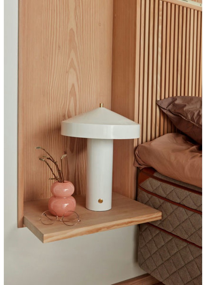 Hatto 40cm Wit tafellamp Van OYOY - De lamp maakt deel uit van de populaire Hatto-serie en is verkrijgbaar in diverse moderne kleuren.