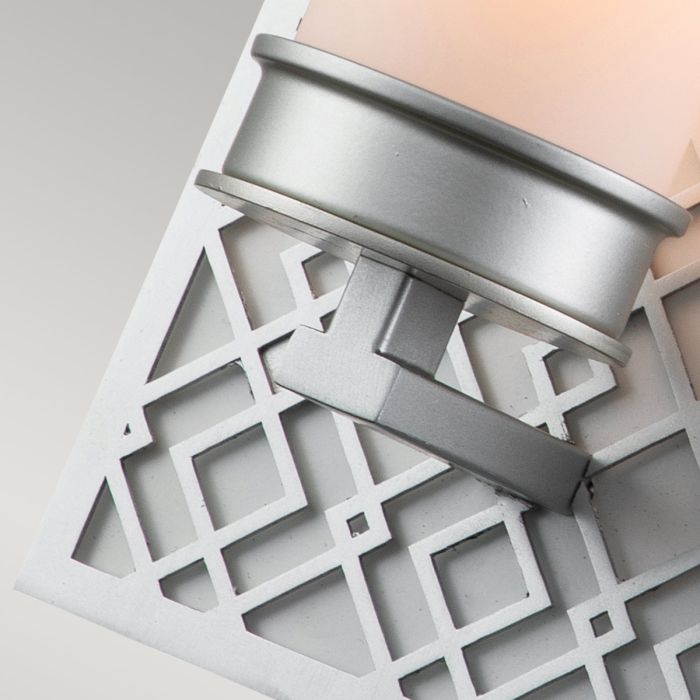 Ziggy 34cm Zilver badkamerlamp Van Elstead Lighting - Het rustieke ontwerp zorgt voor een elegante en moderne uitstraling, terwijl het opaalglas een gelijkmatige en aangename lichtverspreiding cre&euml;ert.