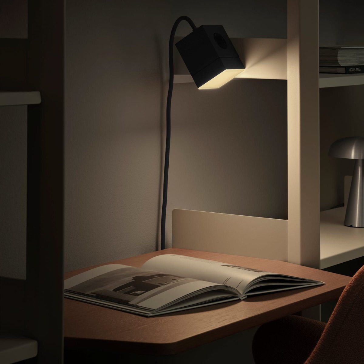 LAMP 1 - EU Zwart Van Avolt - Deze handige kleine lamp kan direct in het stopcontact (230V) worden gestoken en is perfect als nachtlampje of sfeerverlichting in de hal, slaapkamer of andere ruimtes waar u een zacht licht wilt.