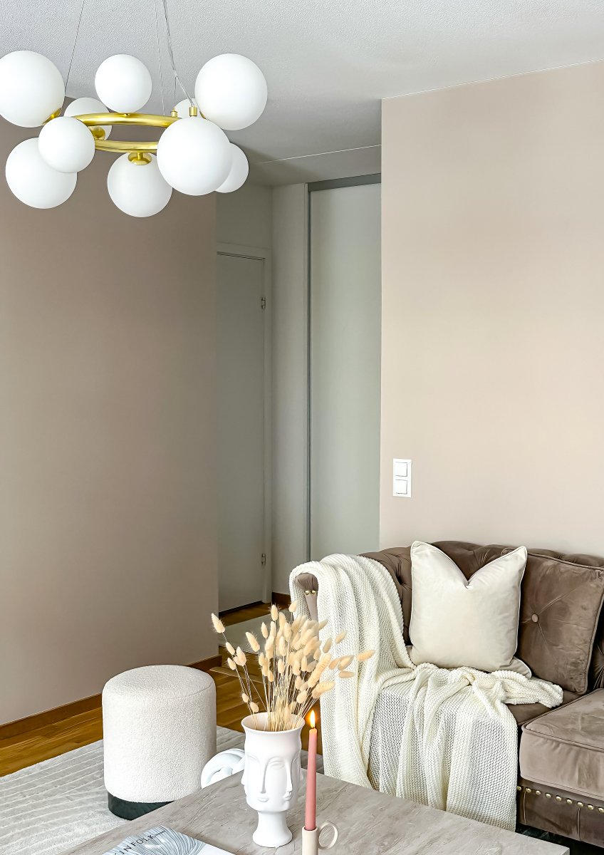 Molekyl Ø50 Mat messing hanglamp Van Aneta Lighting - Met zijn bolvormige glazen koepels, die als moleculen rond een gouden frame zweven, verspreidt het een zacht en aangenaam licht in de kamer.